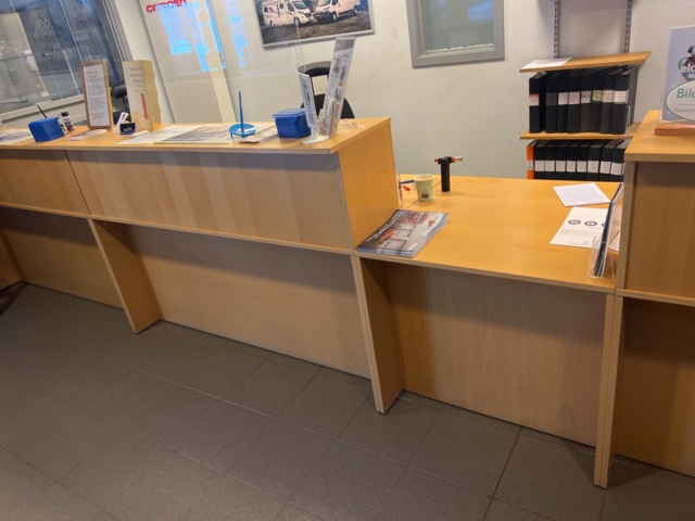 1117198-3 Customer reception counters with contents