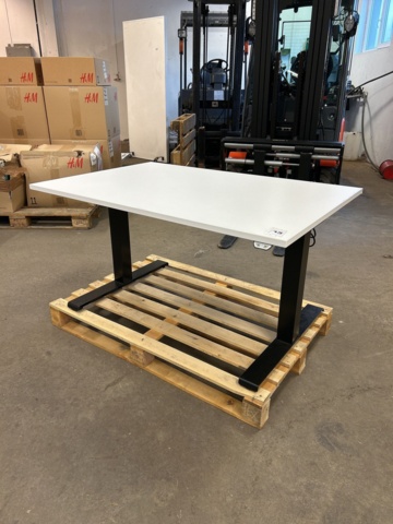 1161036-1 Höj och sänkbart skrivbord - Kinnarps 2 stycken