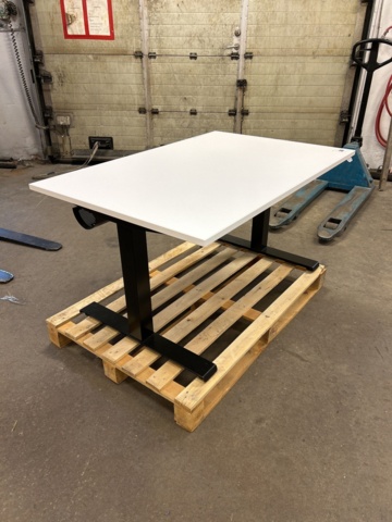 1161036-2 Höj och sänkbart skrivbord - Kinnarps 2 stycken