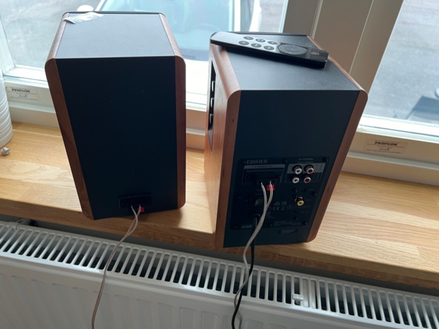 1052863-4 Speakers 2 pcs with remote control - Edifier R1280DBs