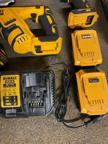 1120900-3 7 pcs. machines Devalt with battery and charger