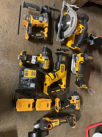 1120900-11 7 pcs. machines Devalt with battery and charger