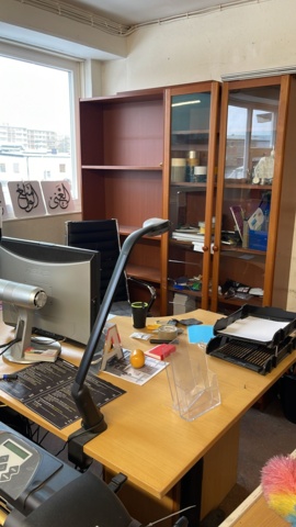 1150743-1 Elektriskt skrivbord, kontorsstol och 2st hyllor