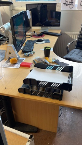 1150743-2 Elektriskt skrivbord, kontorsstol och 2st hyllor