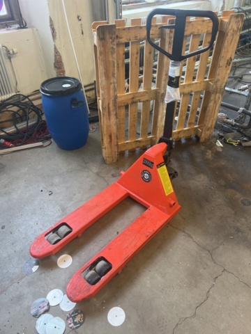 1051802-1 Pallet truck 2000 kg