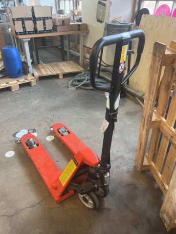 1051802-2 Pallet truck 2000 kg