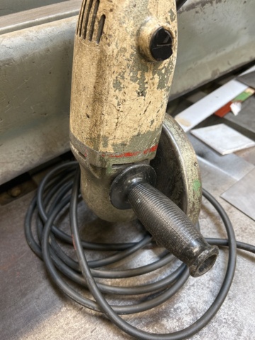 1065062-6 Older model angle grinder