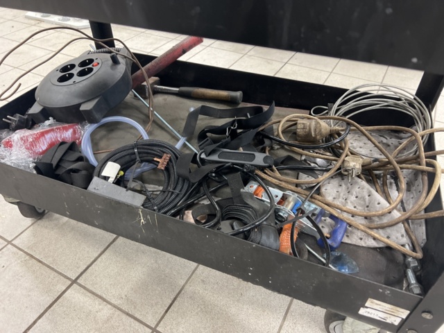 1051863-3 Verktygsvagn med innehåll