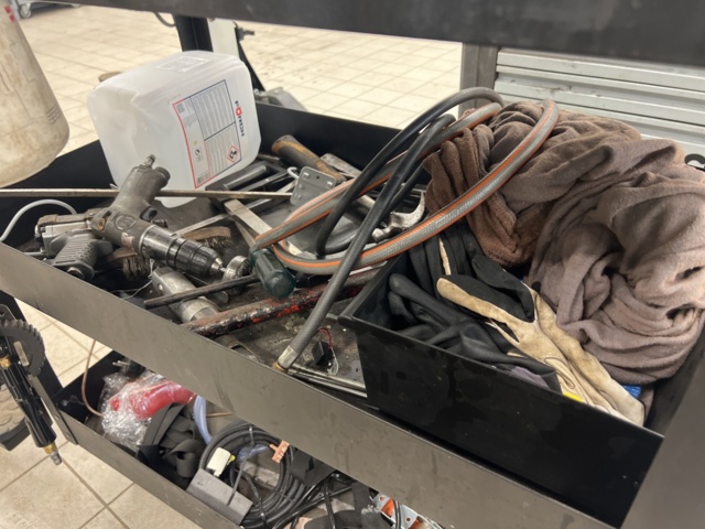 1051863-4 Verktygsvagn med innehåll