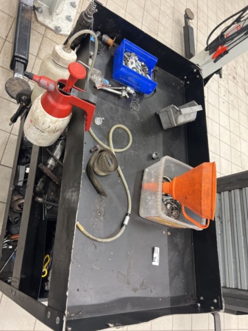 1051863-6 Verktygsvagn med innehåll