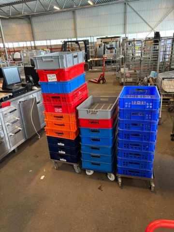 899794-1 3 rullvagnar med ca 25 Plast/brödbackar