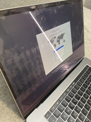 1110417-4 MacBook Pro laptop