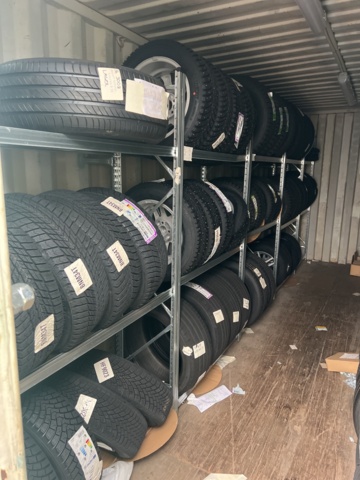 1051982-2 Däck sortiment cirka 20 uppsättningar