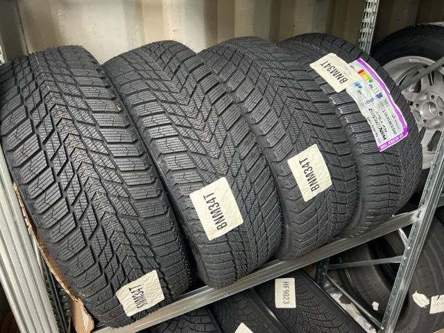 1051982-3 Däck sortiment cirka 20 uppsättningar