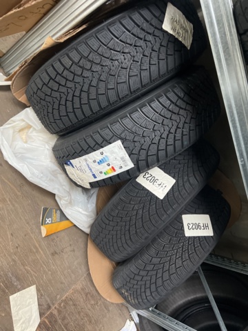 1051982-5 Däck sortiment cirka 20 uppsättningar