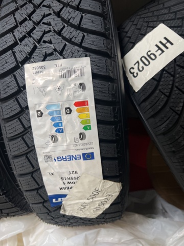 1051982-4 Däck sortiment cirka 20 uppsättningar