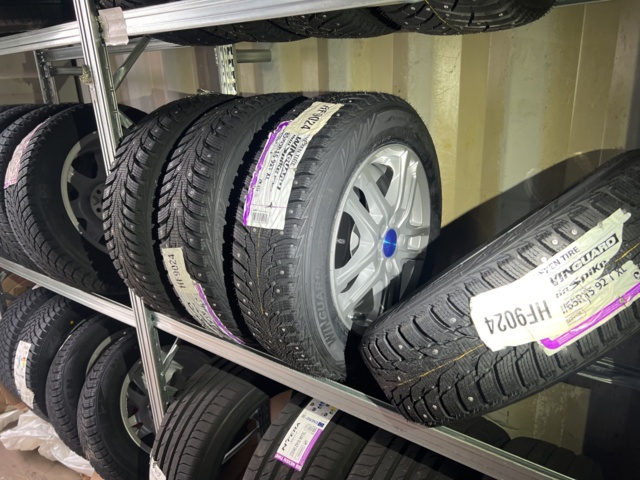 1051982-8 Däck sortiment cirka 20 uppsättningar