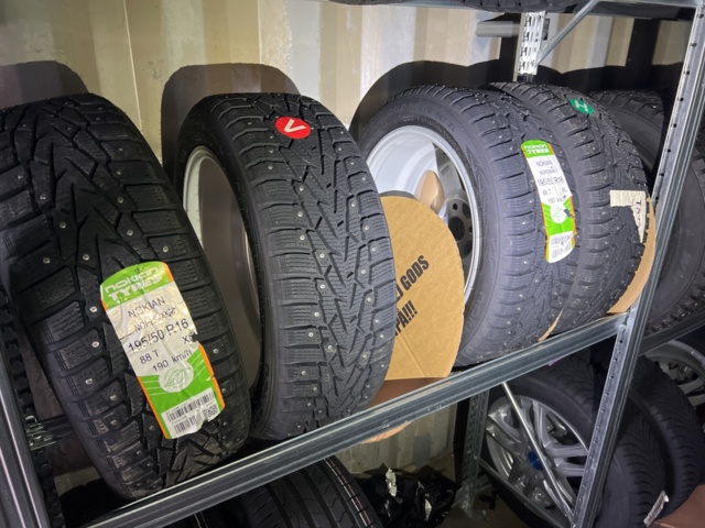 1051982-14 Däck sortiment cirka 20 uppsättningar