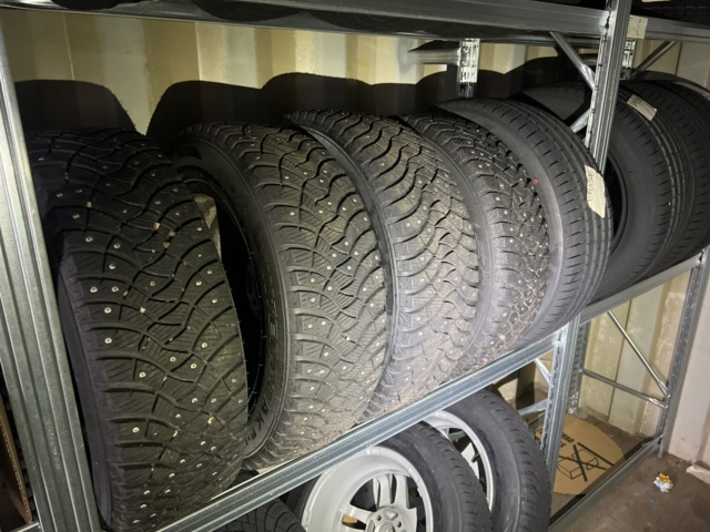 1051982-18 Däck sortiment cirka 20 uppsättningar