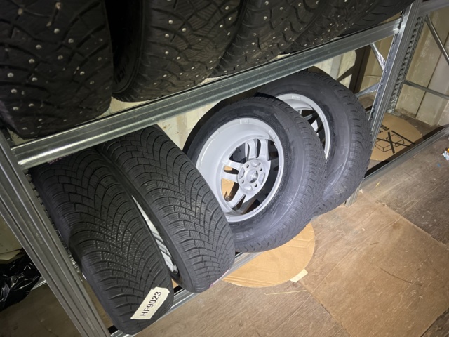 1051982-19 Däck sortiment cirka 20 uppsättningar