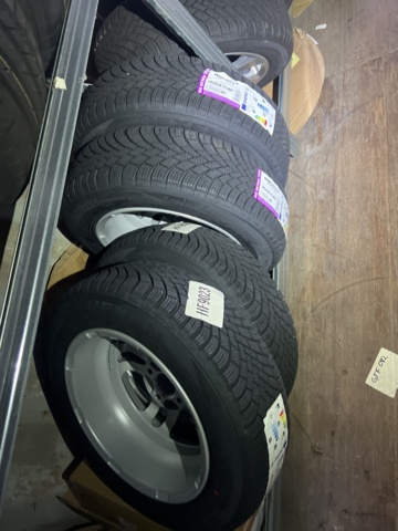 1051982-32 Däck sortiment cirka 20 uppsättningar