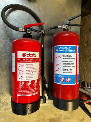 899698-1 1 grease fire extinguisher 6 liters and 1 foam extinguisher 9 liters