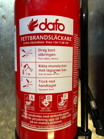 899698-2 1 grease fire extinguisher 6 liters and 1 foam extinguisher 9 liters