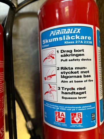 899698-3 1 grease fire extinguisher 6 liters and 1 foam extinguisher 9 liters