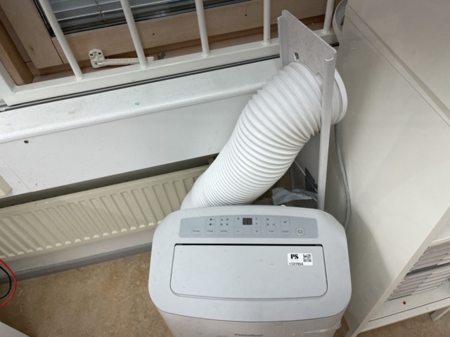 1131954-2 Portable AC with exhaust air hose - Comfee MPDB-09CRN7