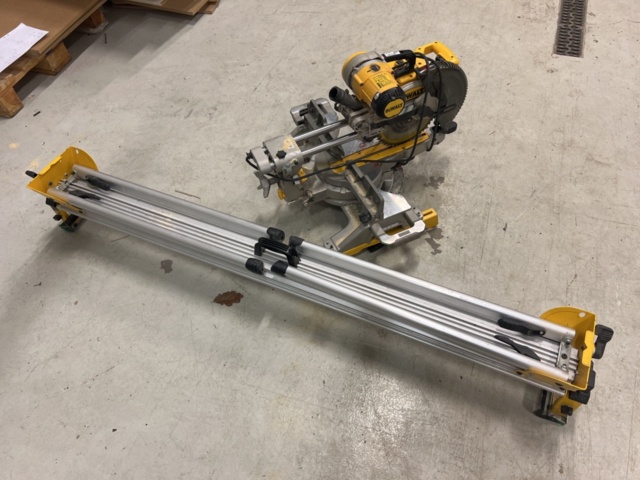 1001340-1 Cut & miter saw with saw table - DeWalt