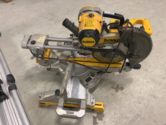 1001340-2 Cut & miter saw with saw table - DeWalt