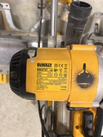 1001340-3 Cut & miter saw with saw table - DeWalt