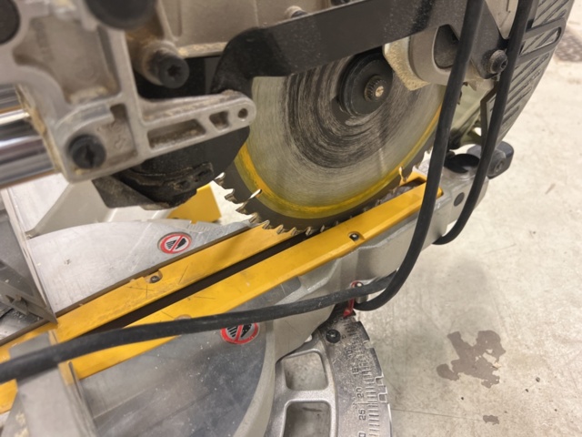 1001340-4 Cut & miter saw with saw table - DeWalt