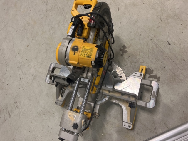 1001340-5 Cut & miter saw with saw table - DeWalt