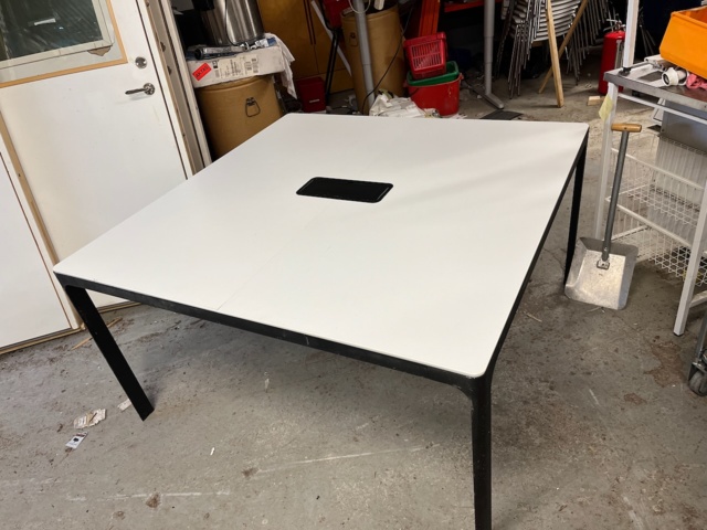 1120883-1 Meeting table 1400 x 1400 mm