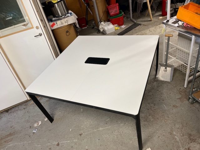 1120883-2 Meeting table 1400 x 1400 mm