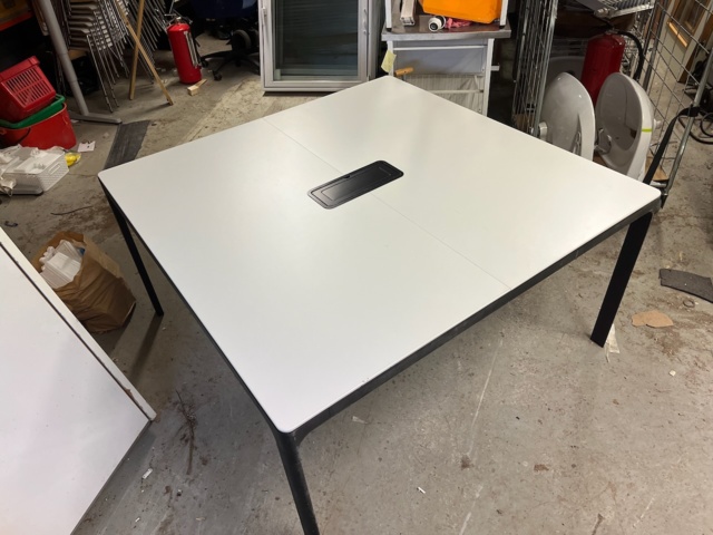 1120883-3 Meeting table 1400 x 1400 mm