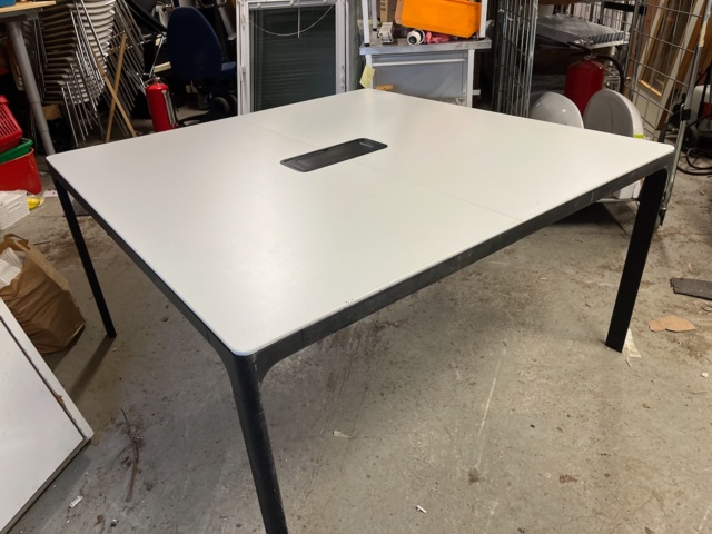 1120883-4 Meeting table 1400 x 1400 mm