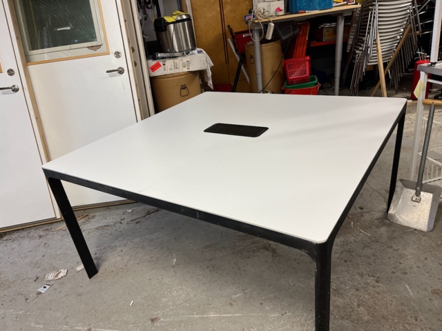 1120883-5 Meeting table 1400 x 1400 mm