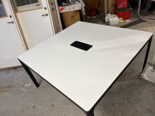 1120883-6 Meeting table 1400 x 1400 mm