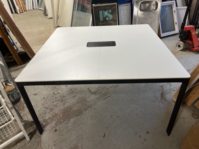 1120883-7 Meeting table 1400 x 1400 mm