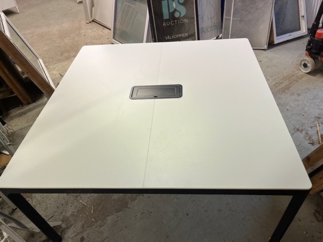 1120883-8 Meeting table 1400 x 1400 mm