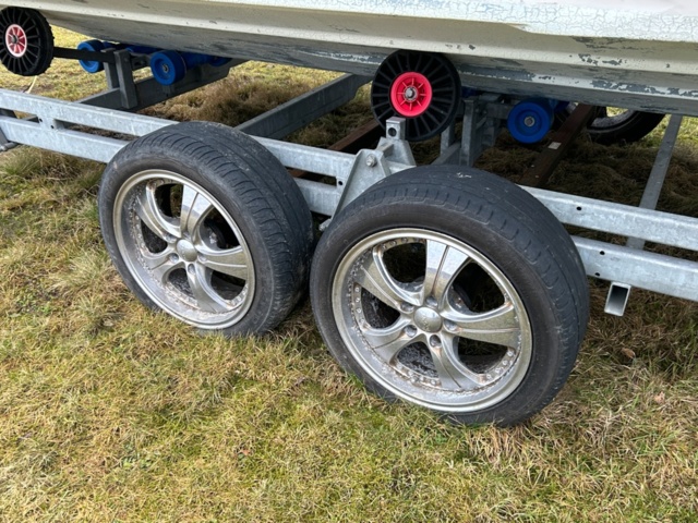 1144027-45 Bayliner Capri 2352 LX, With boat trailer