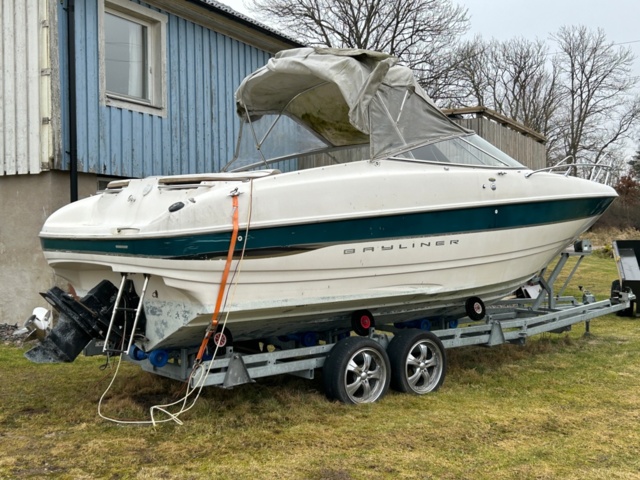 1144027-3 Bayliner Capri 2352 LX, With boat trailer