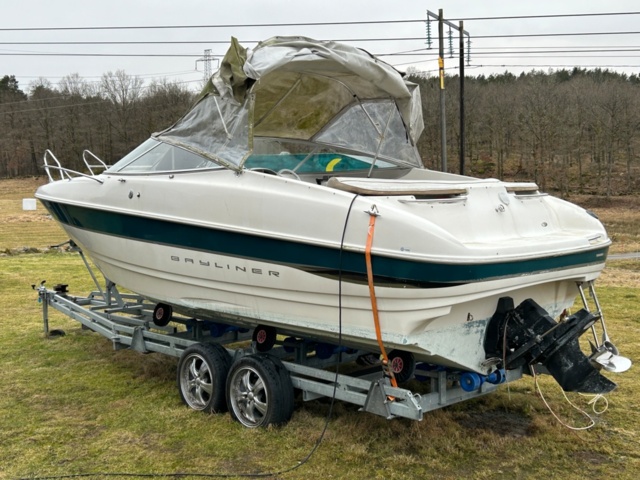 1144027-5 Bayliner Capri 2352 LX, With boat trailer