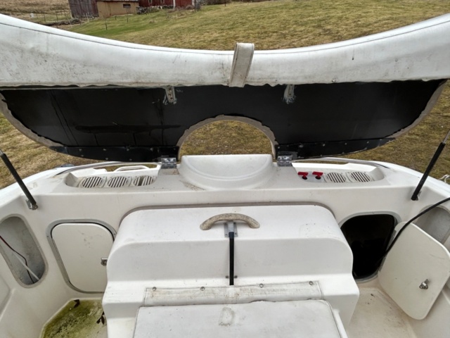 1144027-21 Bayliner Capri 2352 LX, With boat trailer