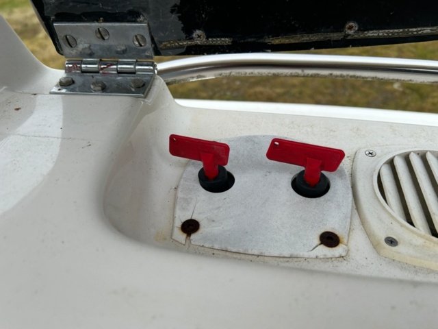 1144027-26 Bayliner Capri 2352 LX, With boat trailer