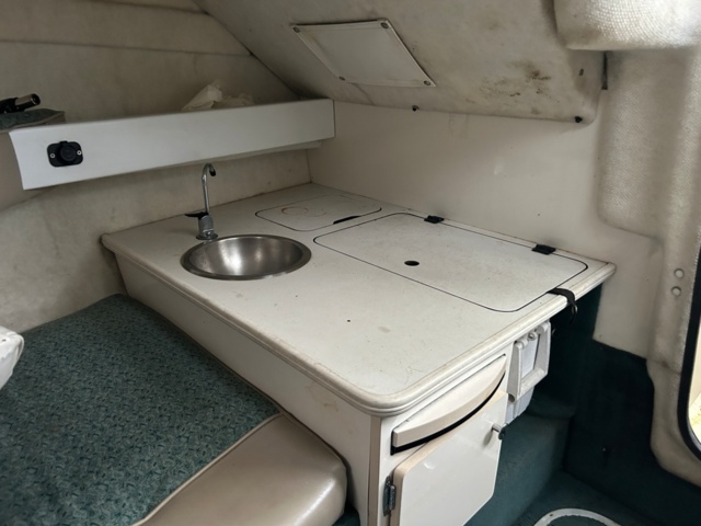 1144027-34 Bayliner Capri 2352 LX, With boat trailer