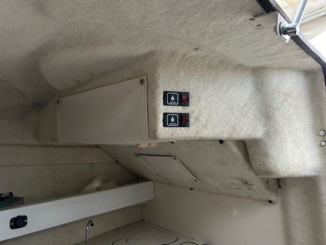 1144027-35 Bayliner Capri 2352 LX, With boat trailer