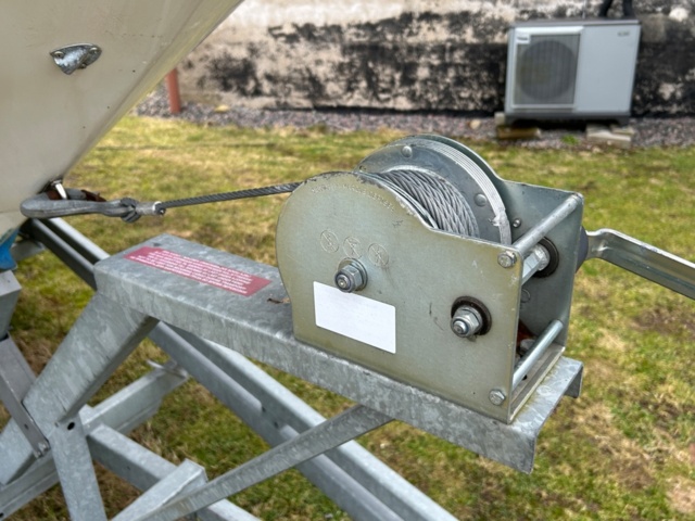 1144027-41 Bayliner Capri 2352 LX, With boat trailer